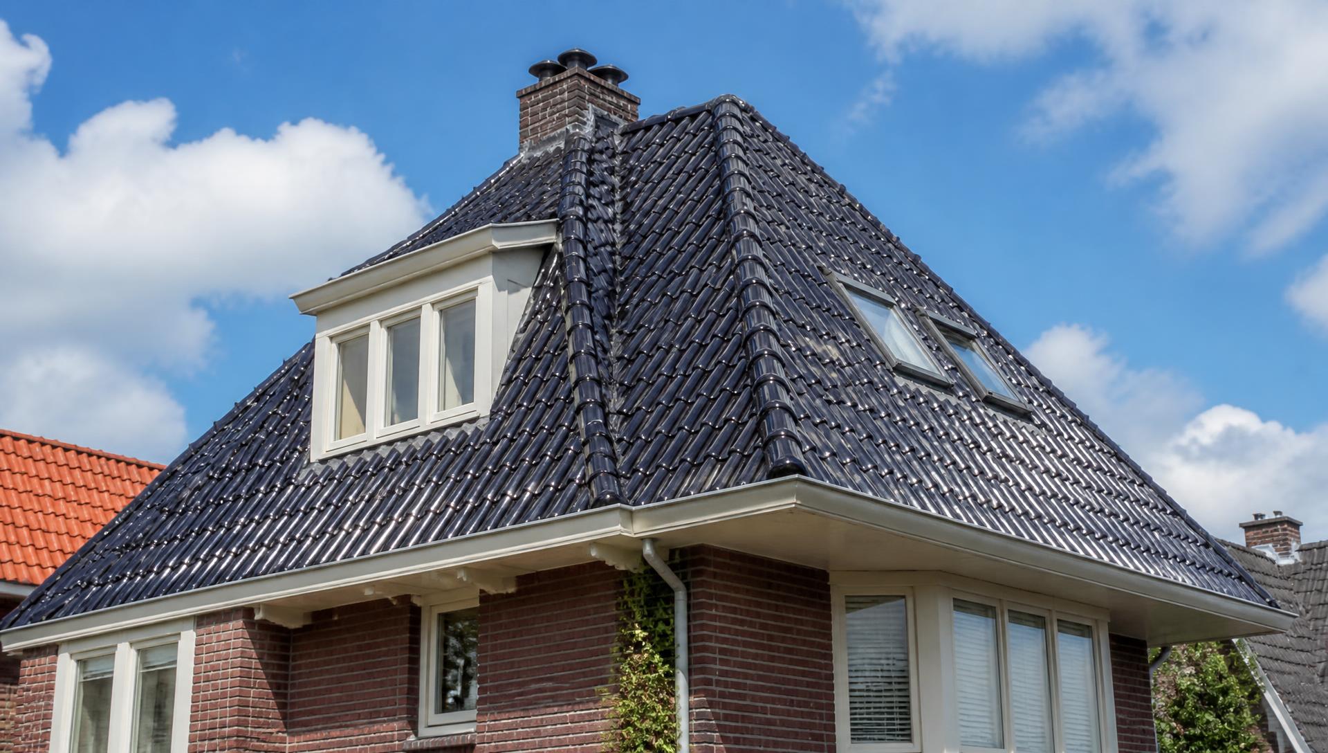Stralend schoon gereinigd pannendak van een Nederlandse woning onder een blauwe lucht